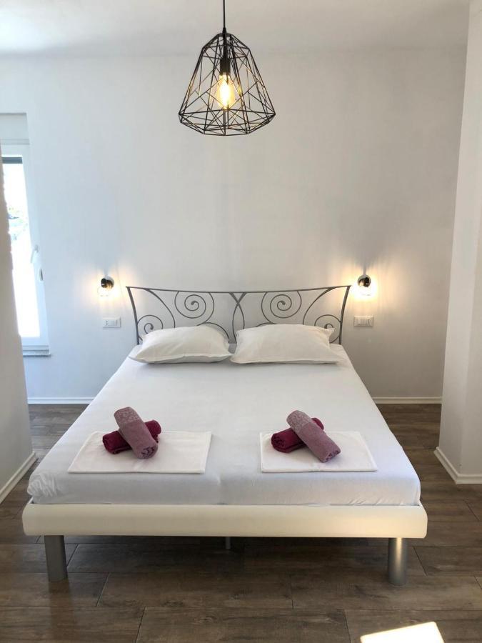 Apartments Martina Тисно Екстериор снимка