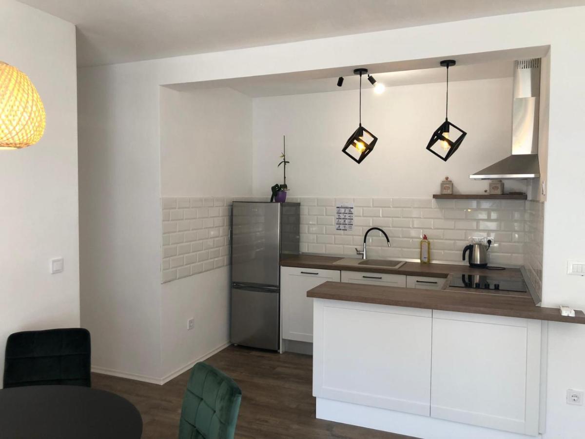 Apartments Martina Тисно Екстериор снимка