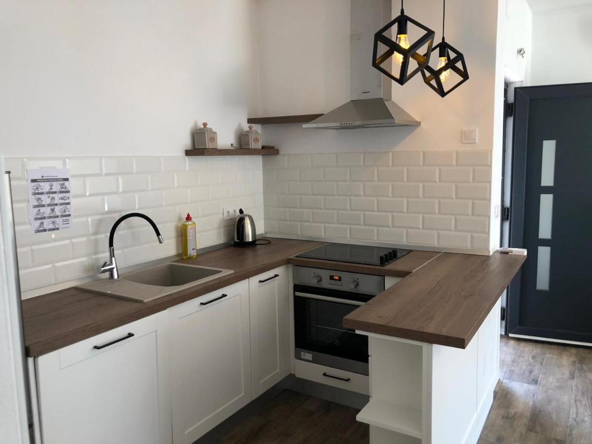 Apartments Martina Тисно Екстериор снимка
