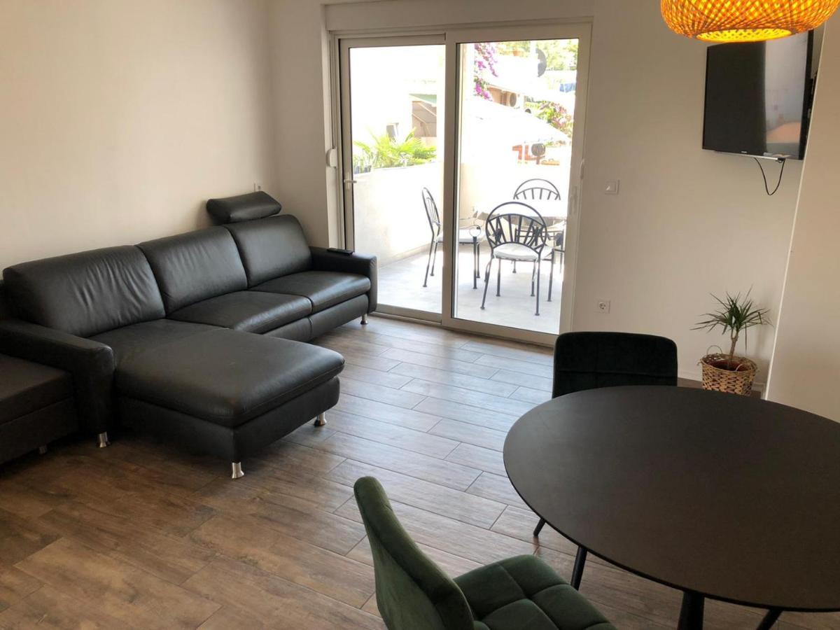 Apartments Martina Тисно Екстериор снимка