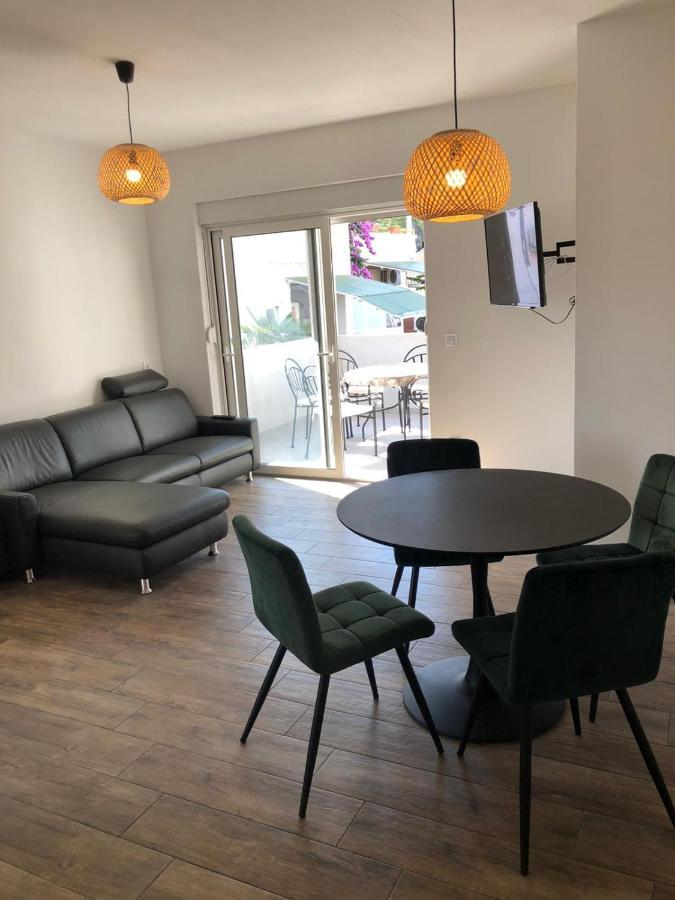 Apartments Martina Тисно Екстериор снимка