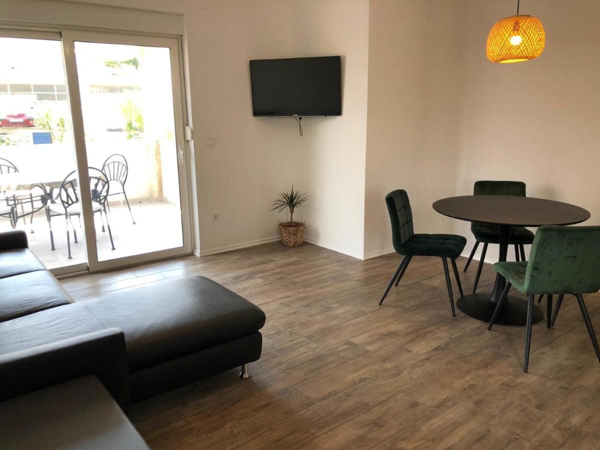 Apartments Martina Тисно Екстериор снимка
