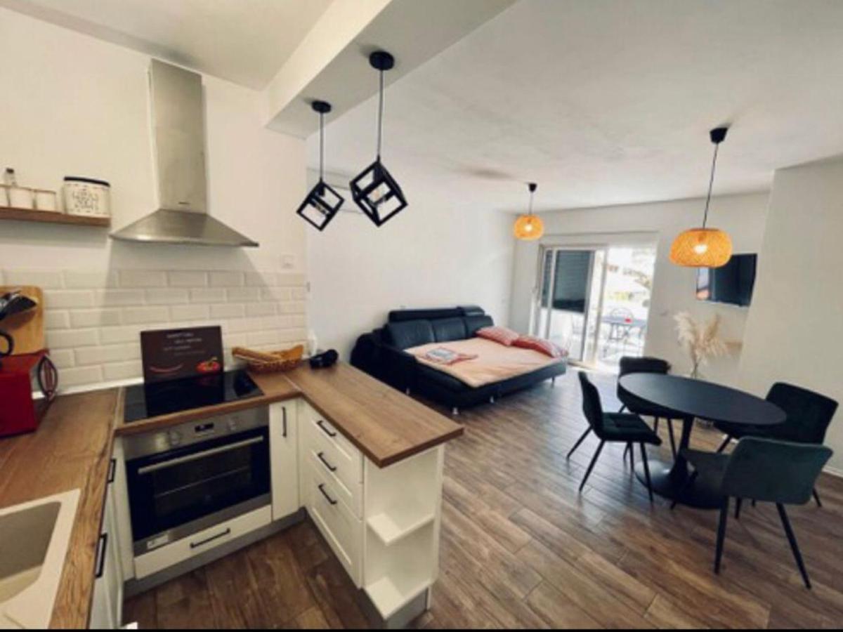 Apartments Martina Тисно Екстериор снимка