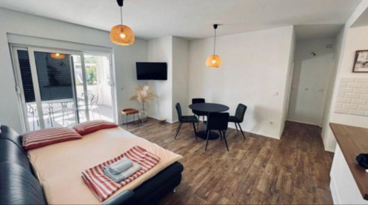 Apartments Martina Тисно Екстериор снимка