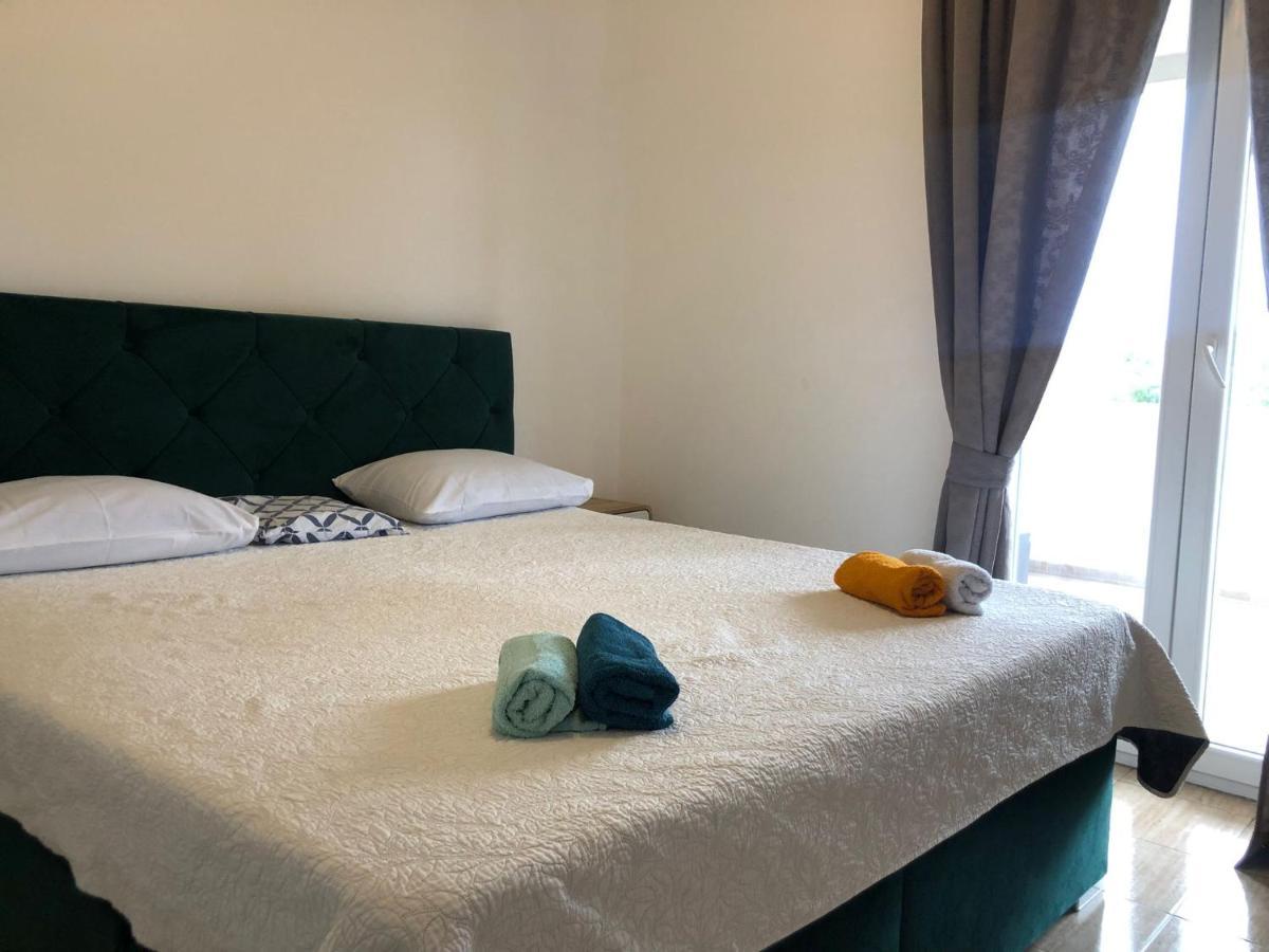 Apartments Martina Тисно Екстериор снимка
