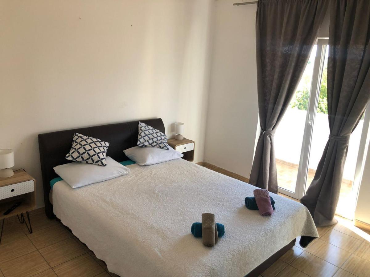 Apartments Martina Тисно Екстериор снимка