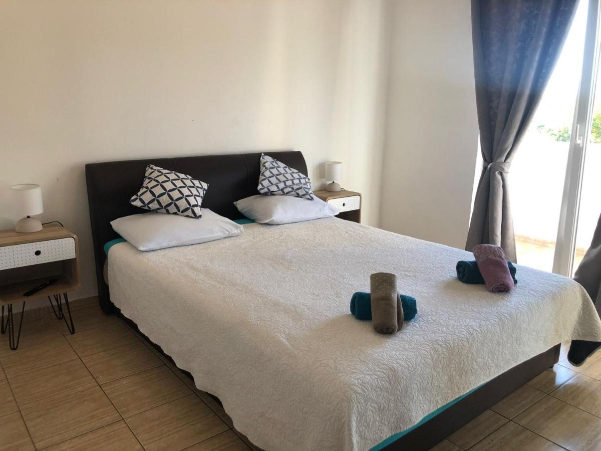 Apartments Martina Тисно Екстериор снимка