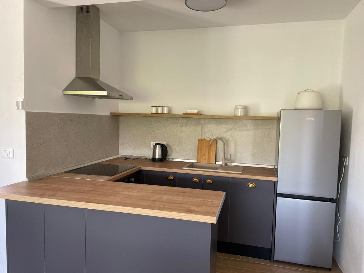 Apartments Martina Тисно Екстериор снимка