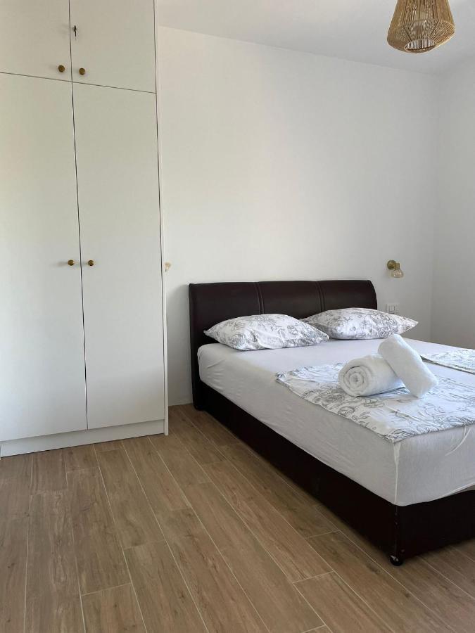 Apartments Martina Тисно Екстериор снимка
