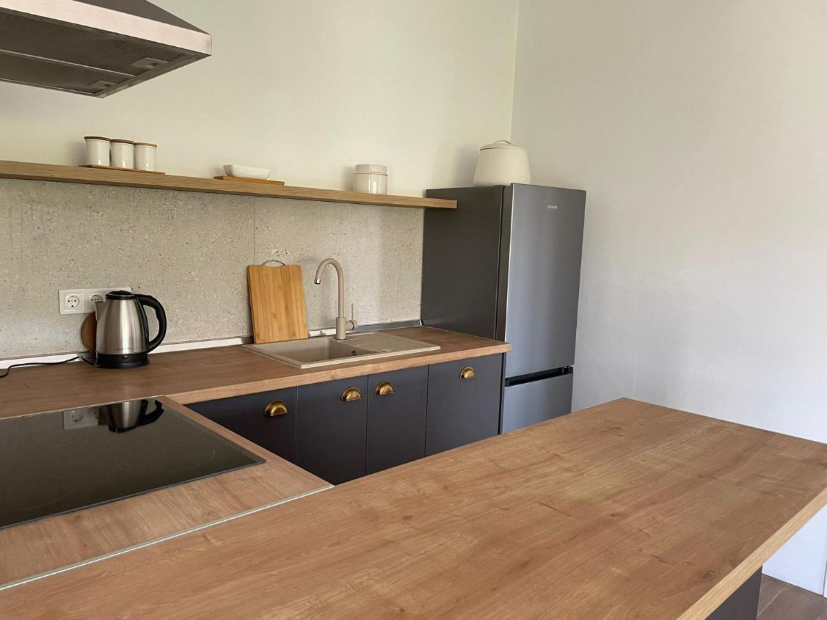 Apartments Martina Тисно Екстериор снимка