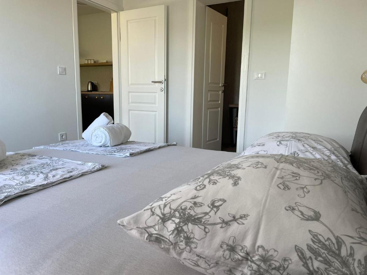 Apartments Martina Тисно Екстериор снимка