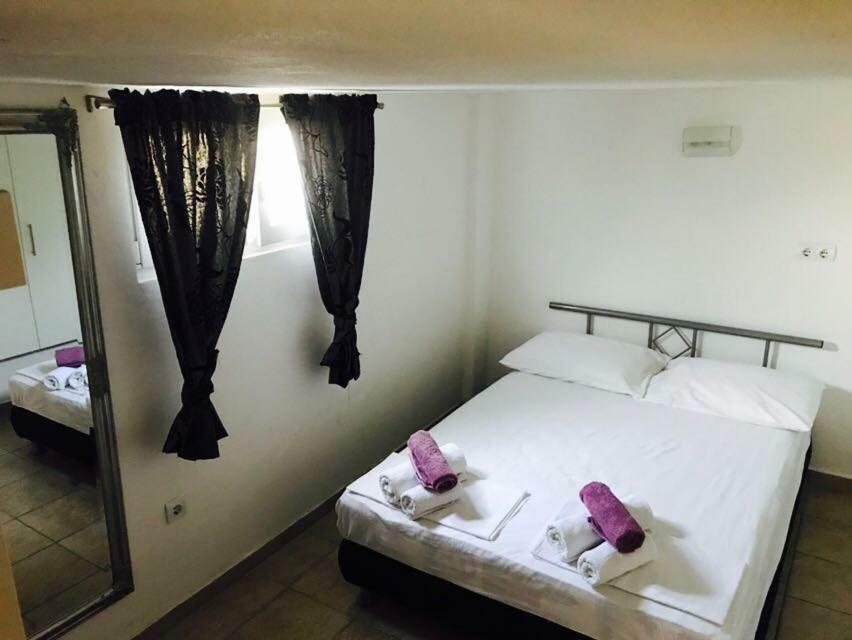 Apartments Martina Тисно Екстериор снимка