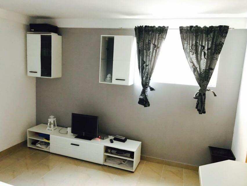 Apartments Martina Тисно Екстериор снимка