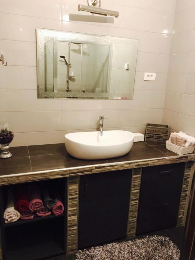 Apartments Martina Тисно Екстериор снимка